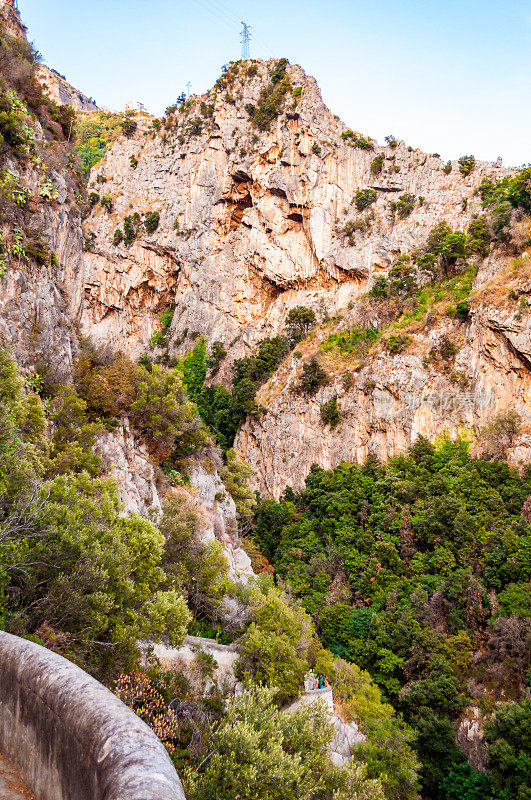 高耸的岩石山在Fiordo Di Furore自然峡谷与Tyrrhenian海湾在坎帕尼亚地区